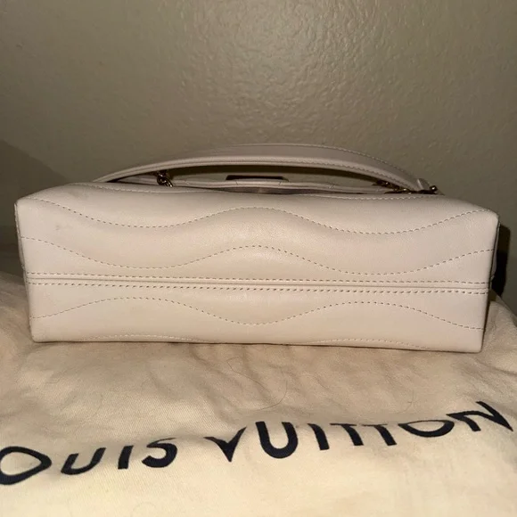 Louis Vuitton New Wave GM Chain Bag in Cream - Picture 3 of 16